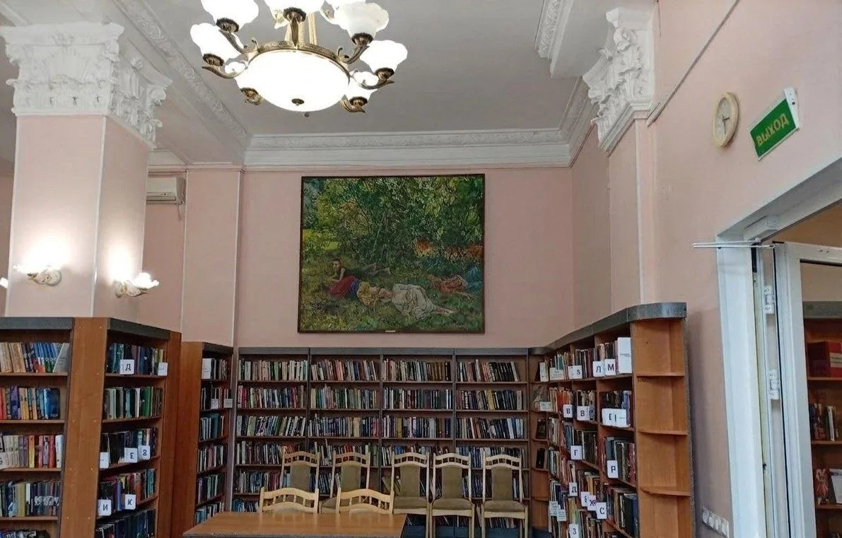 🏛️ Сталинский ампир можно увидеть даже в обычной библиотеке