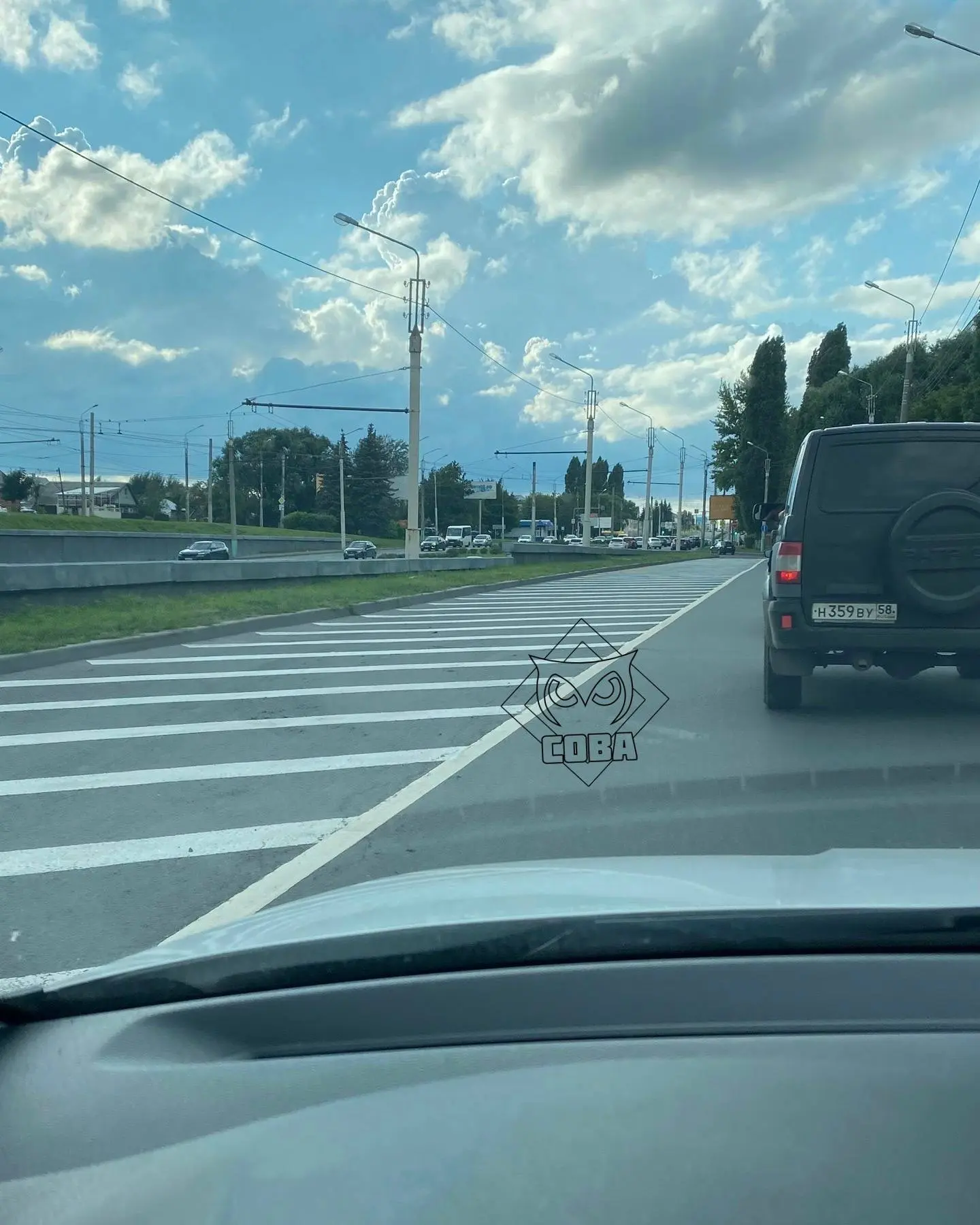 Это вот на кой чёрт сделали, спрашивается?

Зимой очередь будет начинаться от светофора, что у «Метр