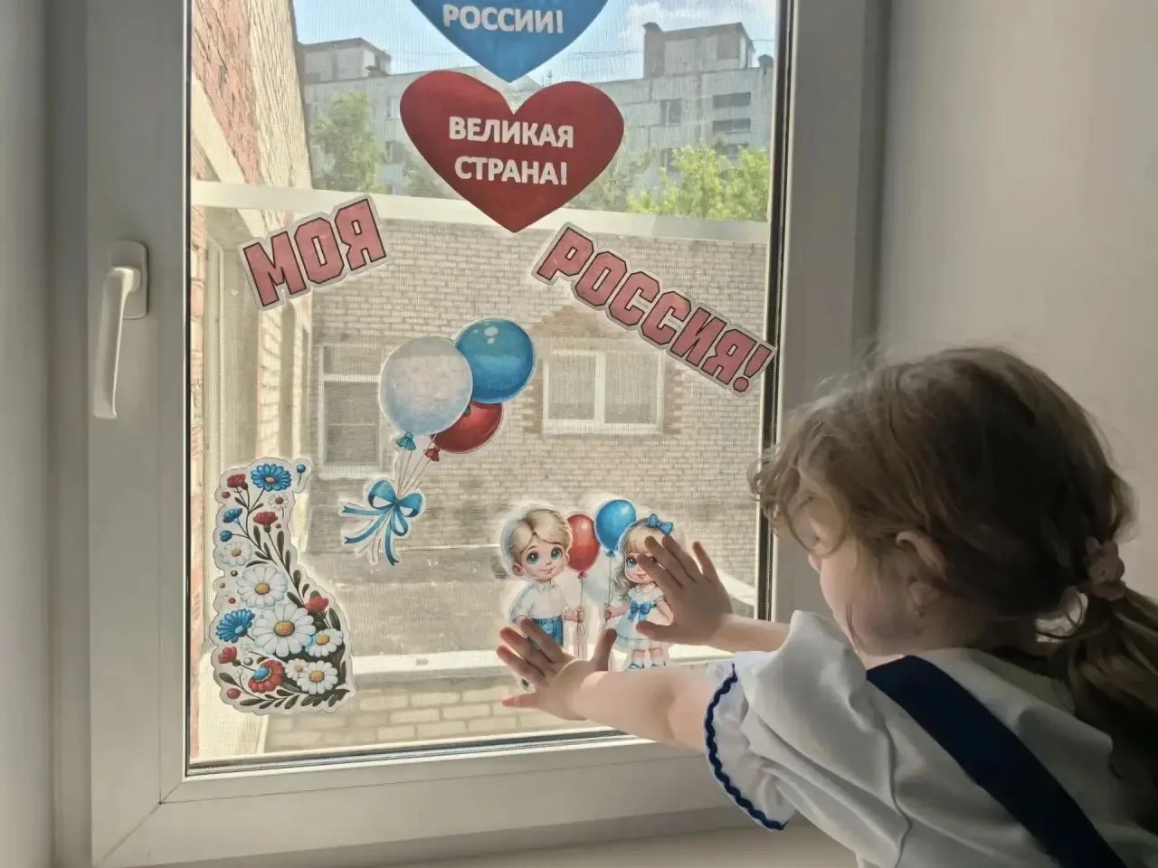 🏛️ МОУ «Гимназия № 5 «Интеллект» присоединилась к акции «Окна России»! 🇷🇺

🤩 Патриотическая иниц