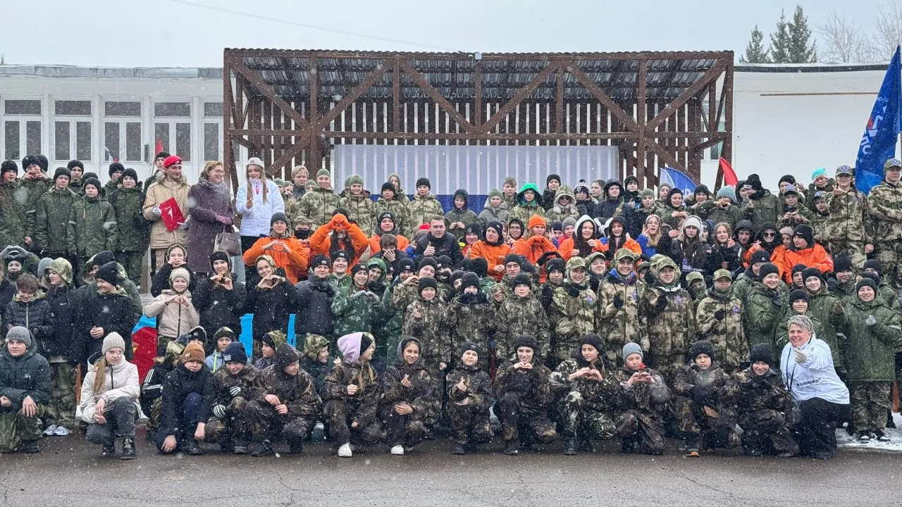 Сегодня эстафету, в военно-патриотической игре "Зарница", принимает старшая команда.
