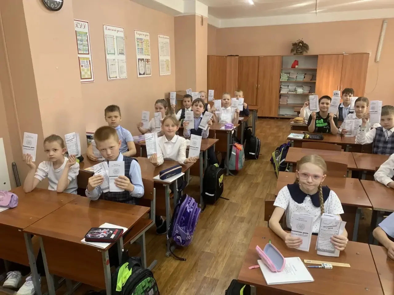 В преддверии летних каникул, 25 мая, во 2 «В» классе прошёл классный час на тему «Безопасное лето». 