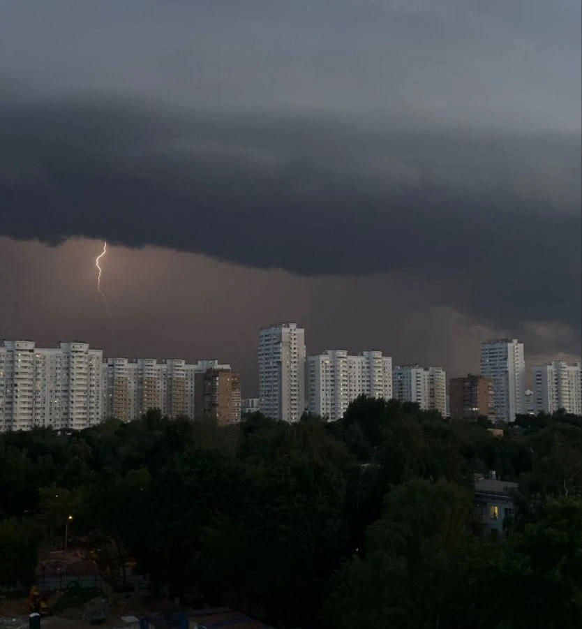 ⚠️«Жёлтый» уровень погодной опасности объявлен в Москве и Подмосковье из-за грозы, — Ги...