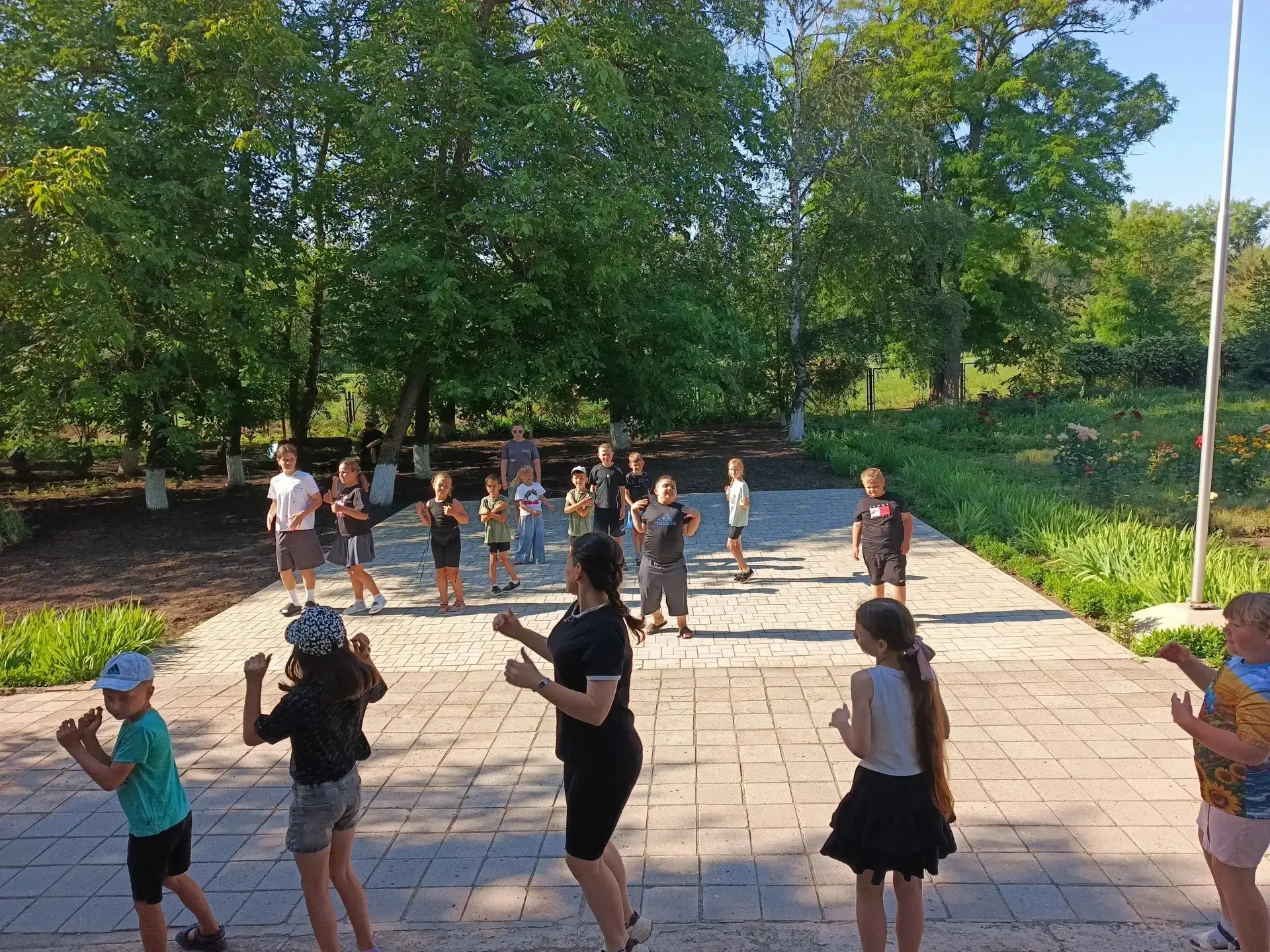 Бодрое утро в пришкольном лагере! ☀️ Зарядка прошла на ура: музыка, смех и море энергии. Ребята разм