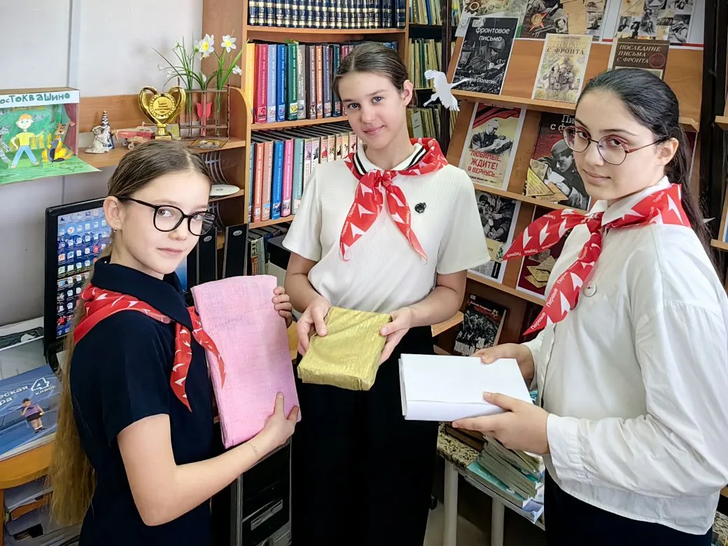В нашей библиотеке прошла акция «День книгодарения: что скрывает обложка?»  14 февраля — это замечат