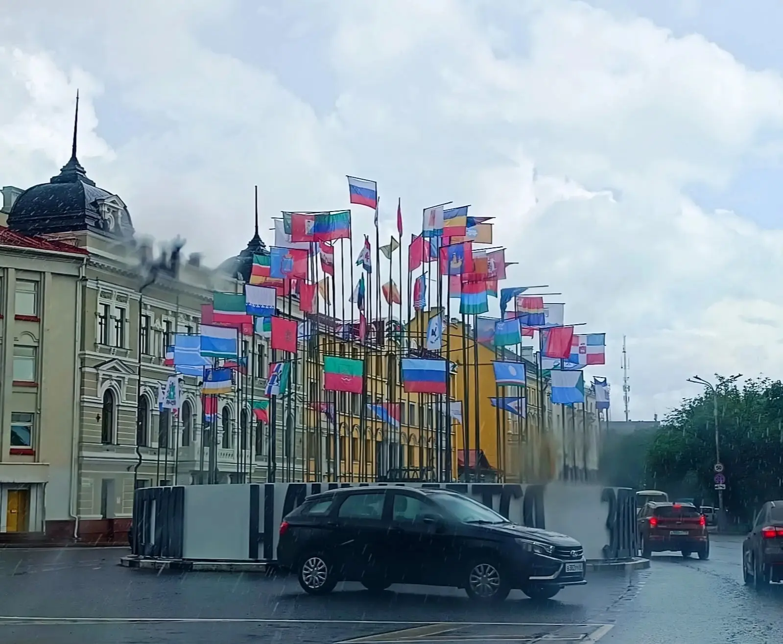 Красивые флажочки на Октябрьской площади. 😍👍