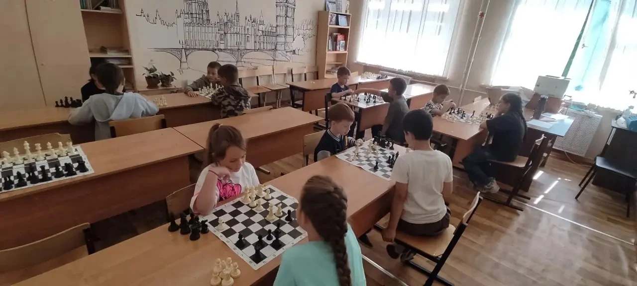 ♟️ Магия интеллекта: шахматный турнир в лагере!

Вчера и сегодня в нашем школьном лагере кипела нешу