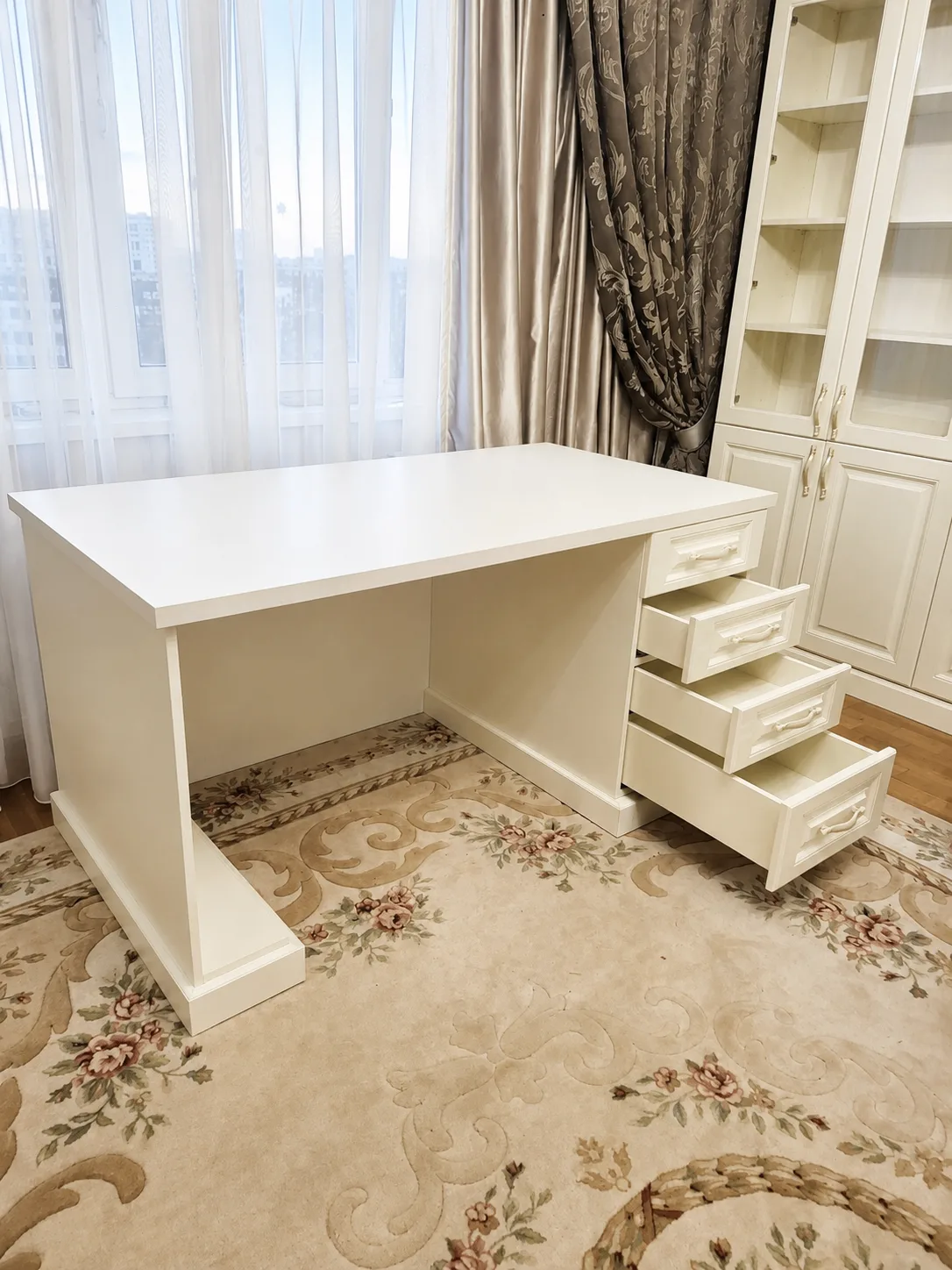 Классический кабинет в светлых оттенках