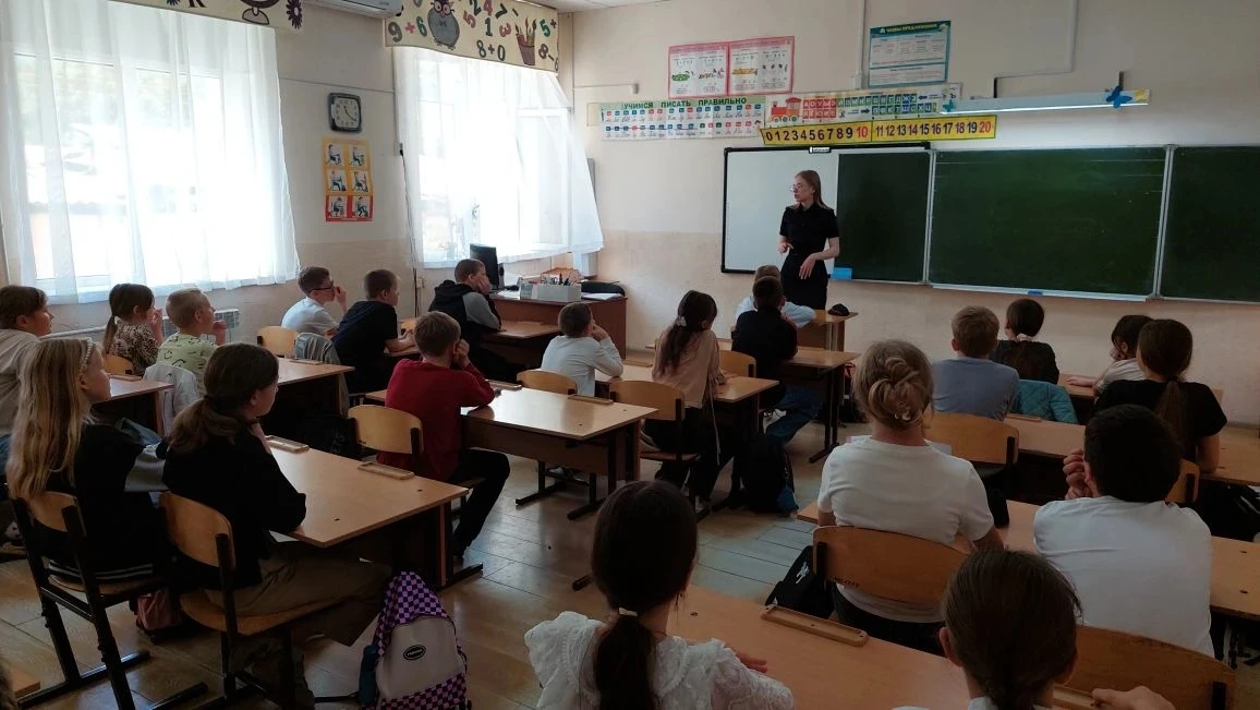 Сегодня инспектор по пропаганде БДД Семернина А.А. провела в начальных классах профилак...