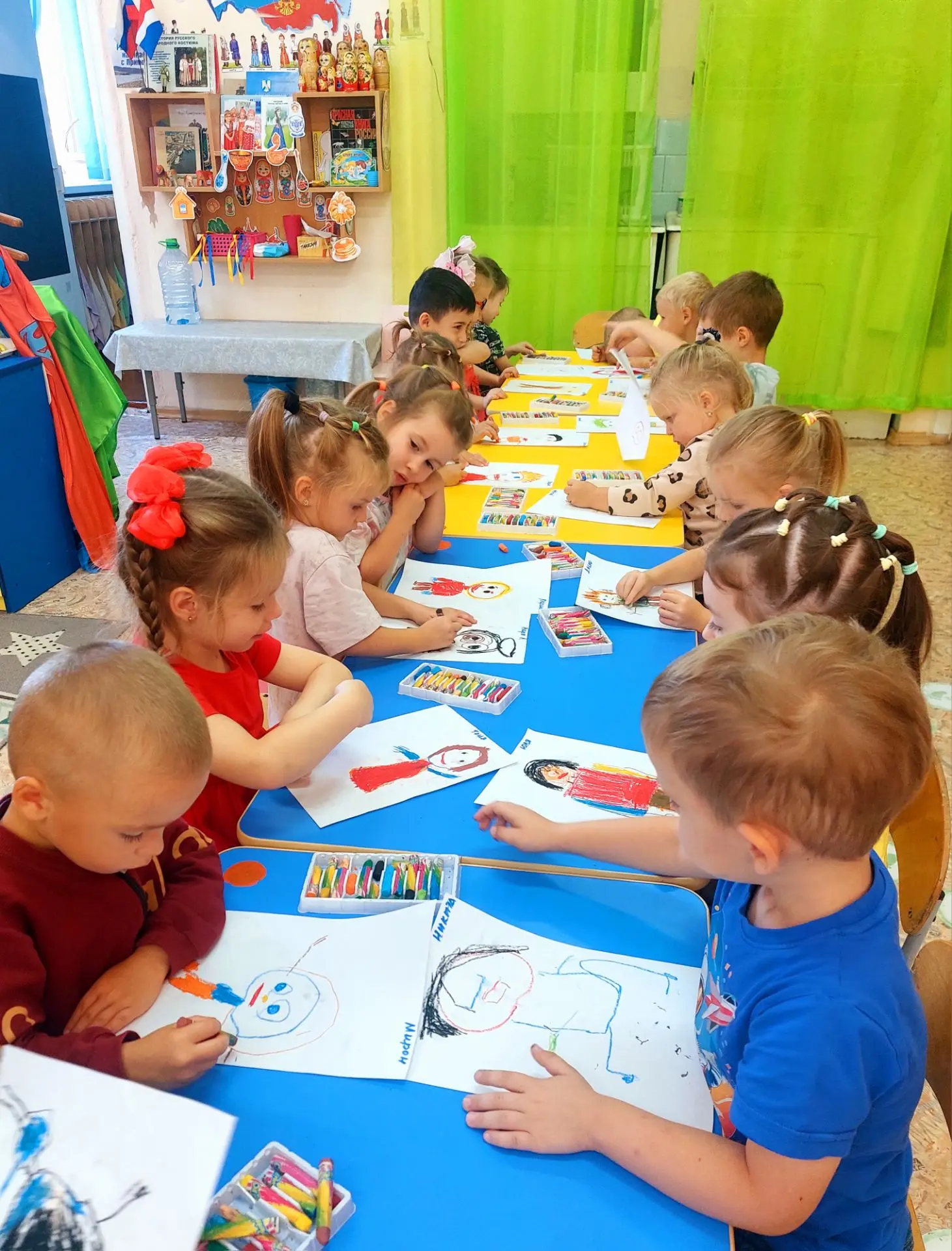 Тема месяца «Дружба и сотрудничество» в младшей группе «Непоседы» вдохновляет детей на ...