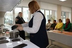 В рамках экскурсии «В гости к соседям» к нам в школу пришли уважаемые жительницы города. Для них реб