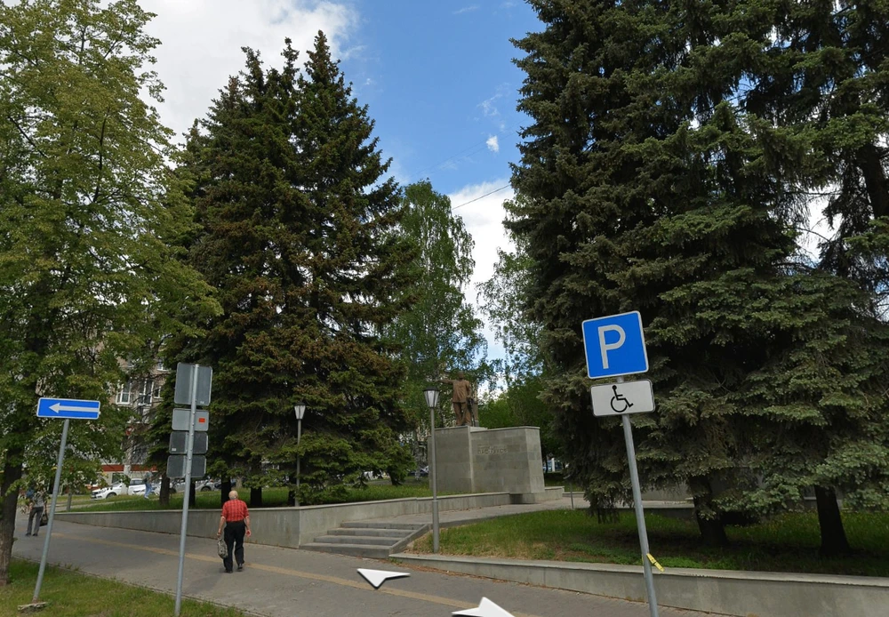 Памятник Ивану Пастухову в Ижевске очистят от ржавчины, а ели рядом с ним уберут.