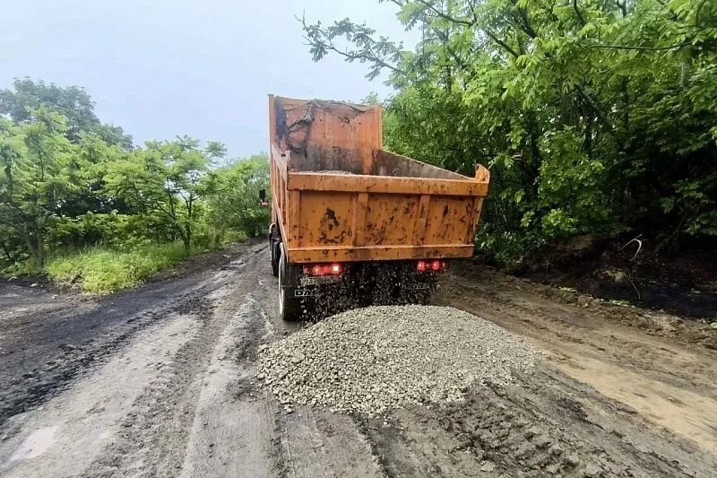 ✅Во Владивостоке приводят в порядок грунтовые дороги.

🔹На улице Пихтовой установили новые железобе