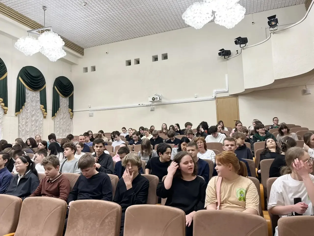 Сегодня обучающиеся 8Б и музейный актив побывали в гостях в Центральном государственном архиве истор