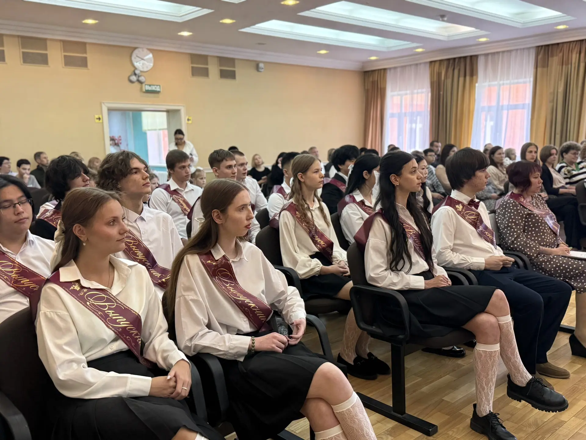 Дорогие выпускники😊 Сегодня звучит последний звонок — символ окончания чудесного школьного времени и