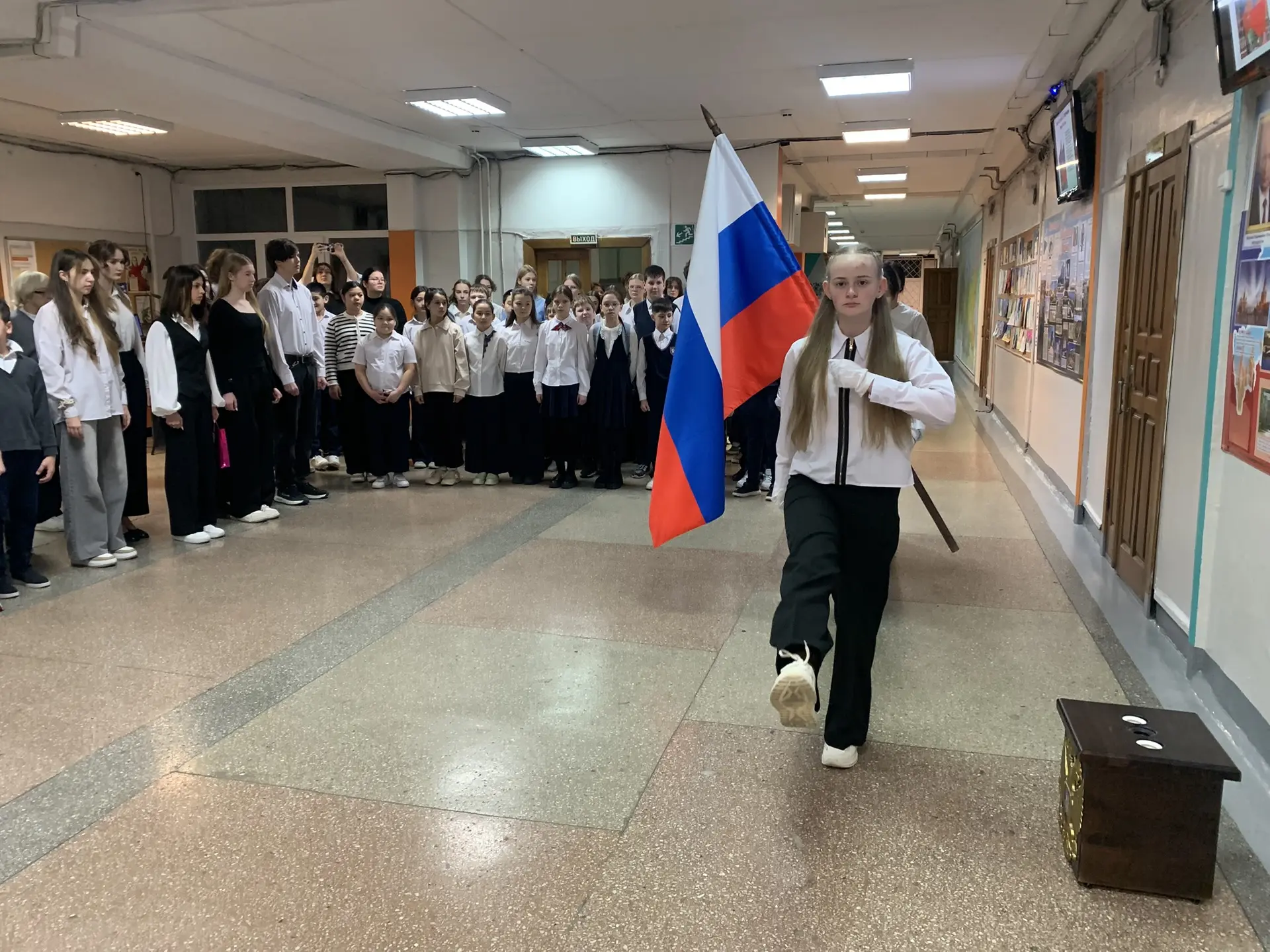 Наш традиционный понедельник🇷🇺  Торжественная линейка с выносом флага и исполнением гимна Российской