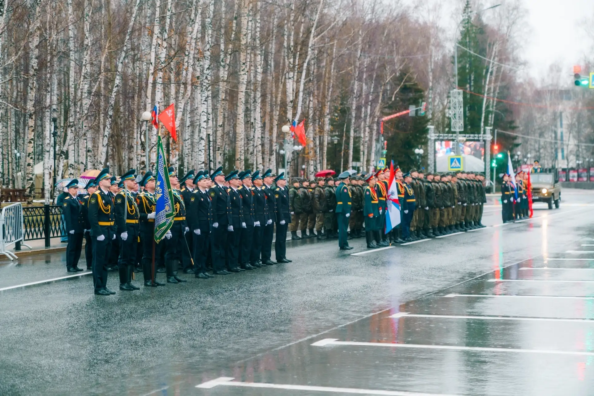 С Днём Победы!    Торжественное прохождение в окружной столице Югры. Ритм марша, ровный строй — так 