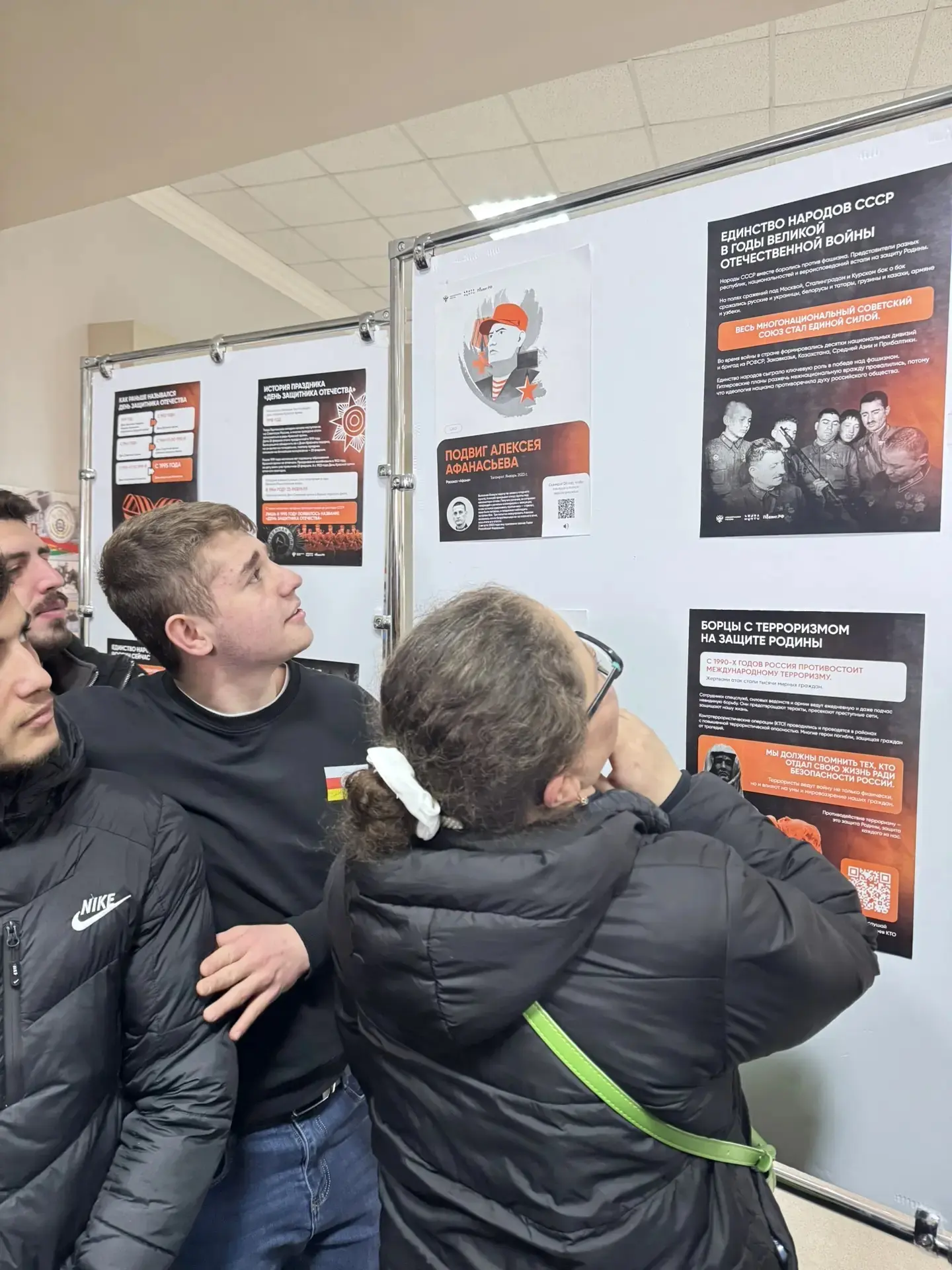 🔥Студенты СКГМИ посетили выставку плакатов «Подвиг РФ»   В учебно-методическом кабинете истории -  м