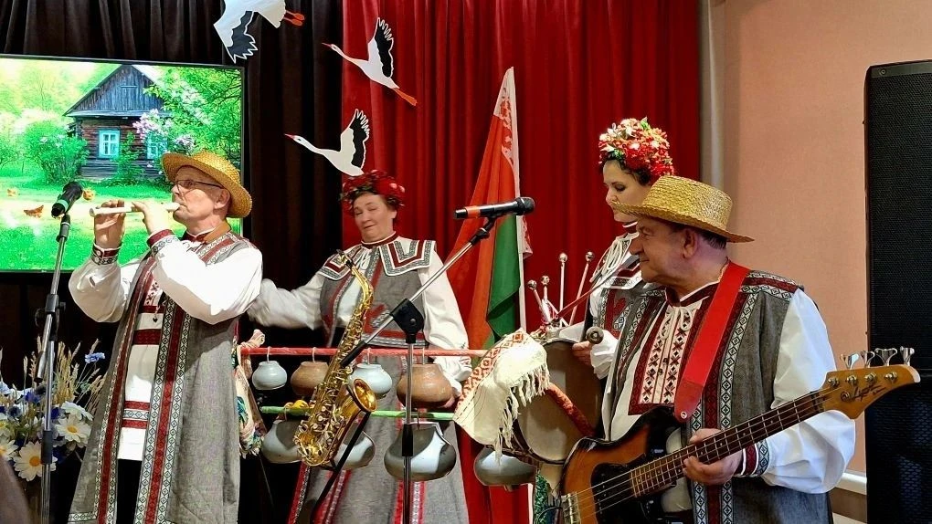 🇷🇺🇧🇾Две культуры, одна большая дружба! ⁣ 🏡🎼Участники программы «Активное долголетие» Смоленского ком