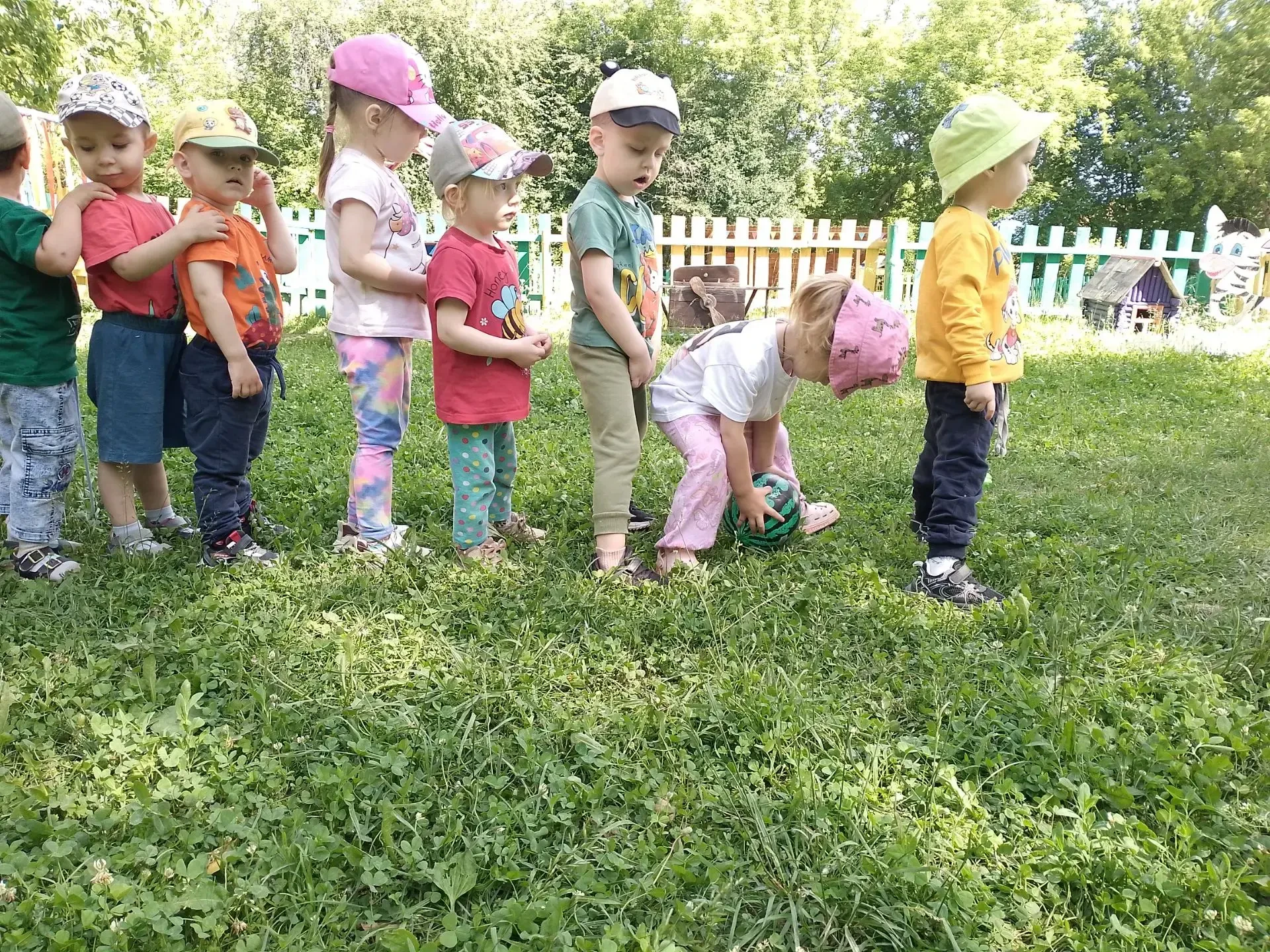 🌺 Летом мы не скучаем в спортивные игры мы играем. Так прошла прогулка в первой младшей группе "Сме