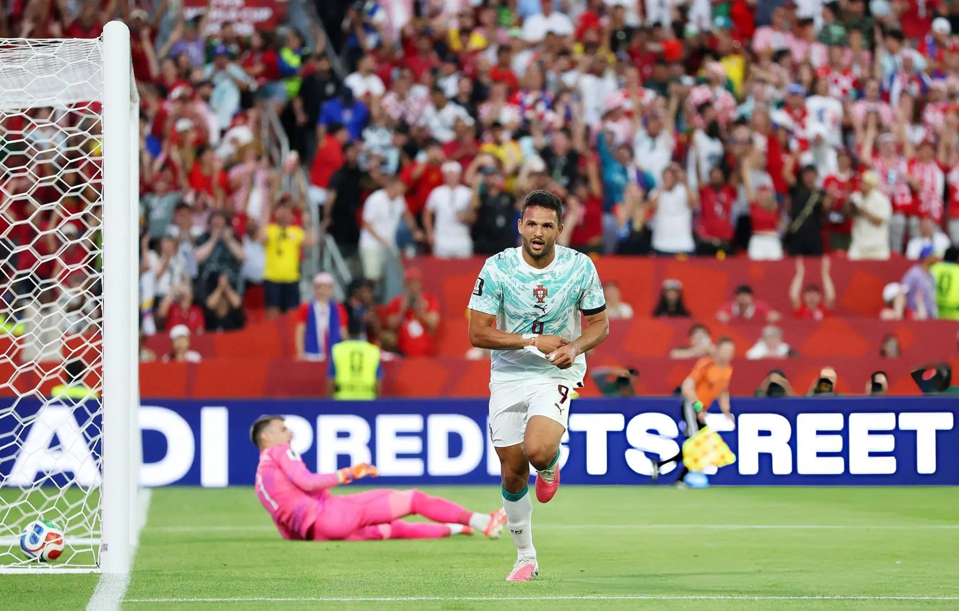 🇵🇹 Гонсалу Рамуш вышел на замену и, замкнув точную подачу Рафаэля Леао, на 94-й минут...