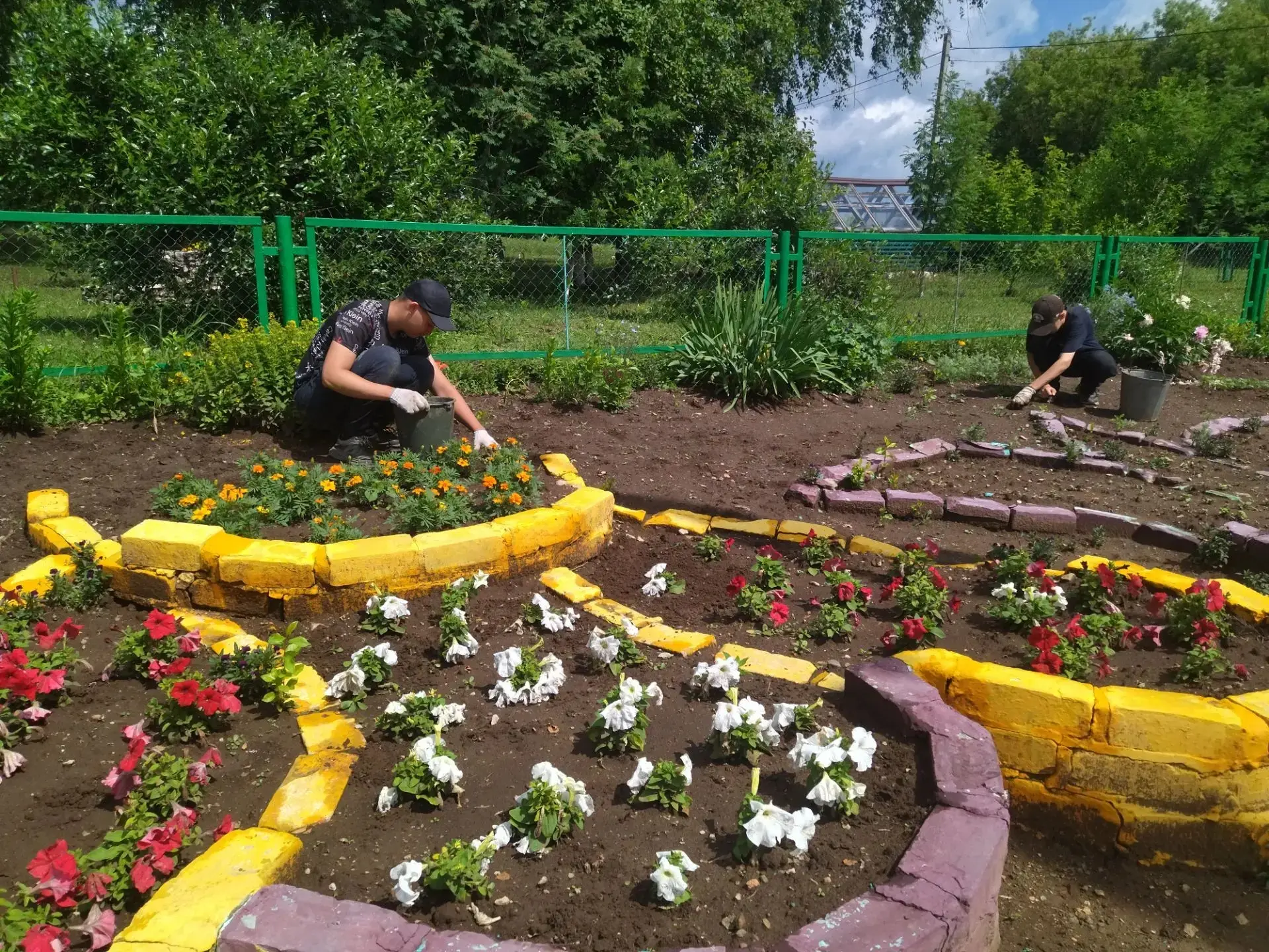 Җәйнең беренче ае әкренләп узып бара. Көтеп алынган ел фасылы үзенең кояшлы эссе көннәре һәм яңгырла