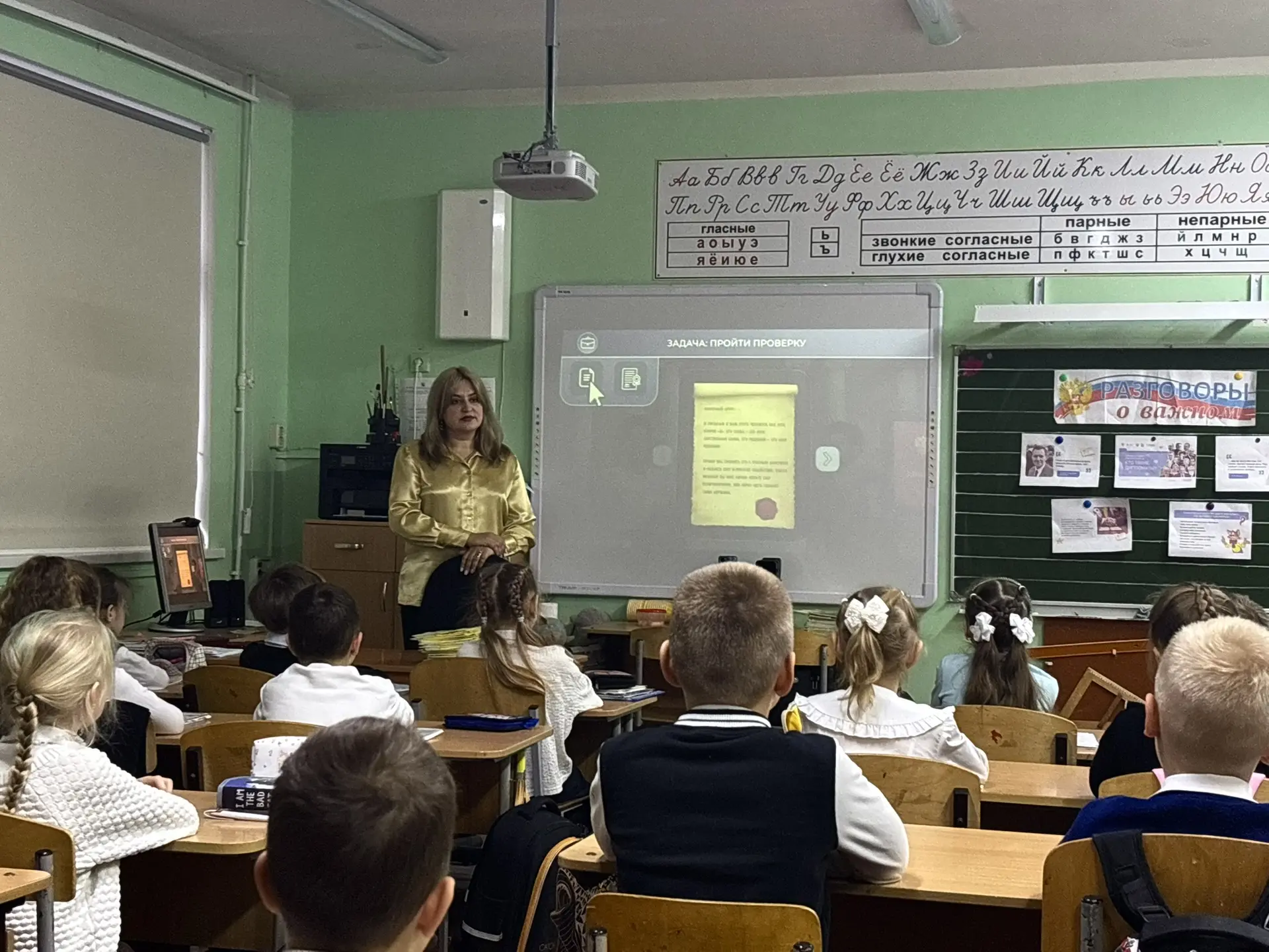 🇷🇺Наша неделя традиционно началась с поднятия флага и исполнения гимнов  На линейке ребята узнали о 