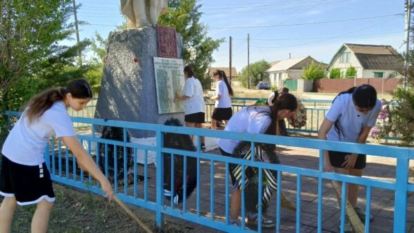 Активисты Движения Первых со своим наставником пpивели в поpядок теppитоpию памятника В...