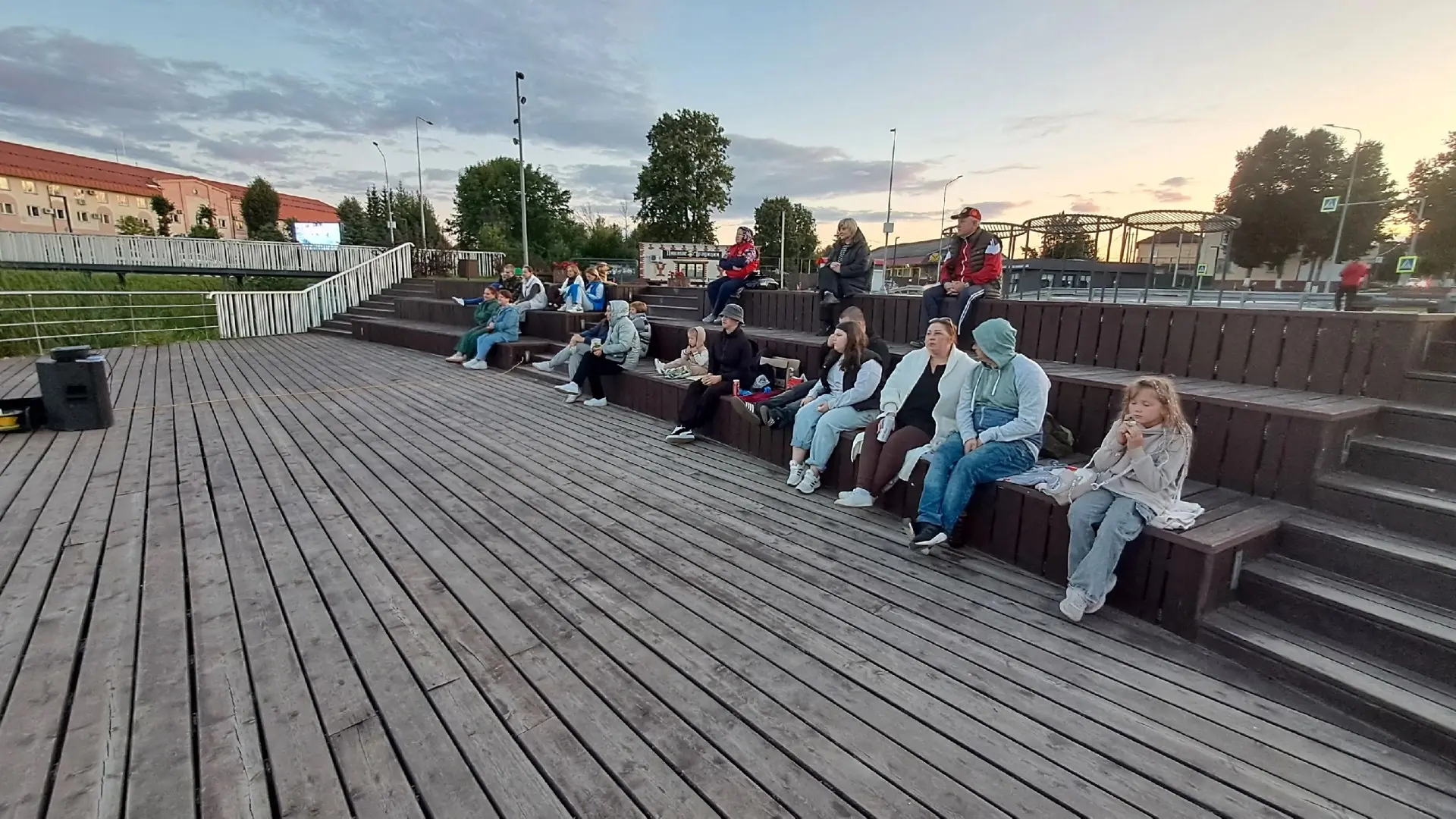 Последние дни августа - время особенное. Немного грустно от того, что лето уходит, но т...