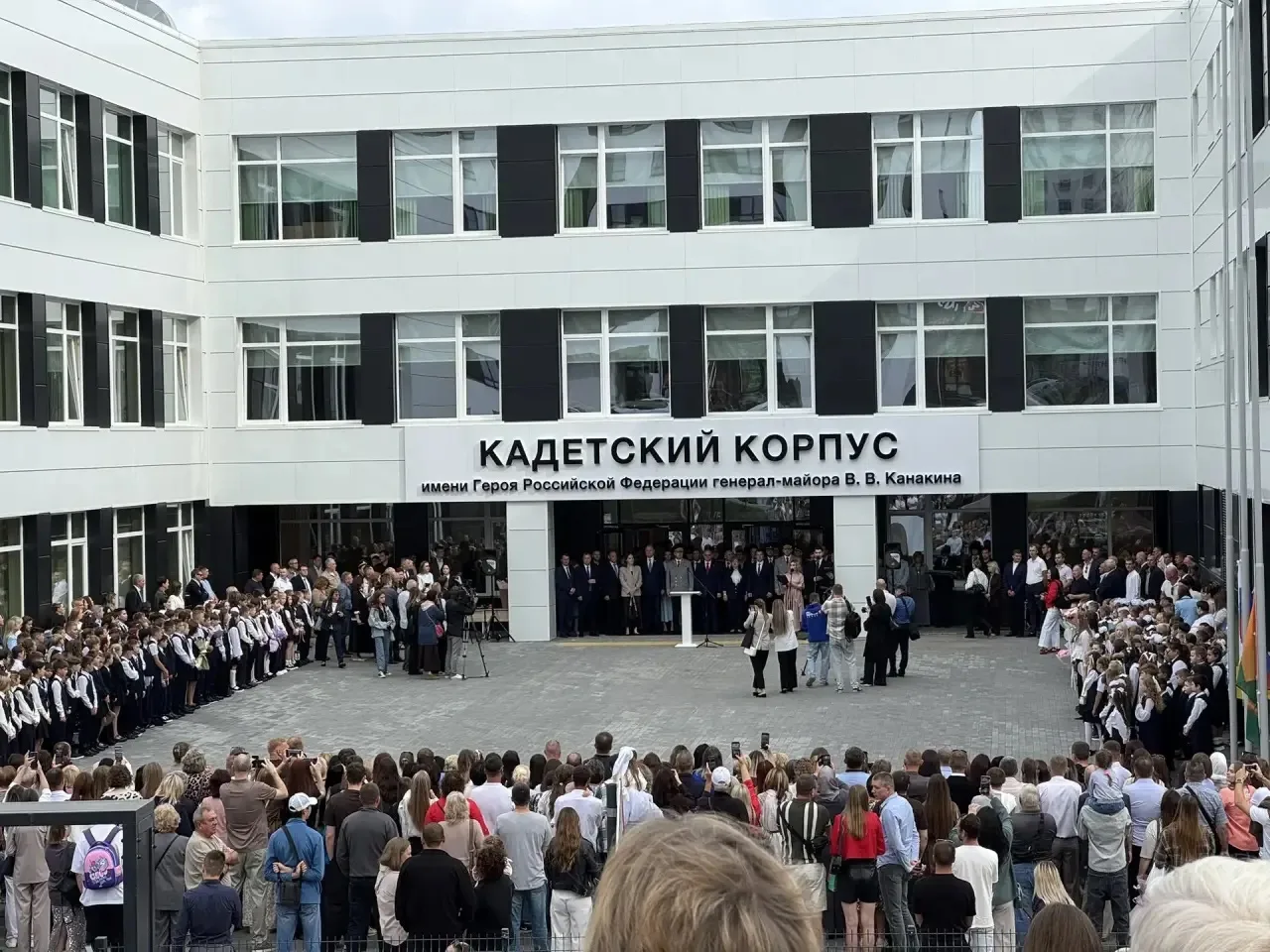 В школах Октябрьского района города Пензы прошли торжественные линейки, посвященные нач...