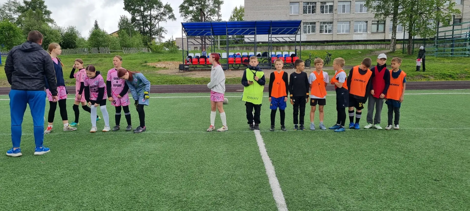 Футбол под дождем: напряженные игры чемпионата! ⚽️🌧️