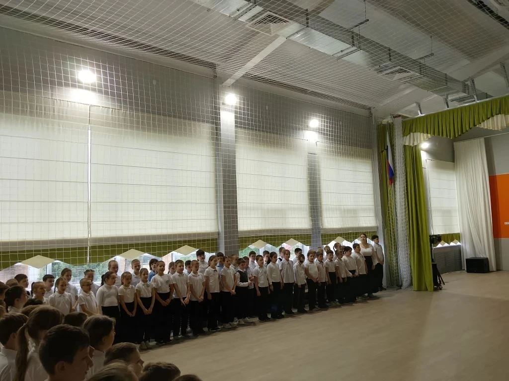 Утро понедельника в нашей школе традиционно началось с торжественной линейки, церемонии поднятия фла