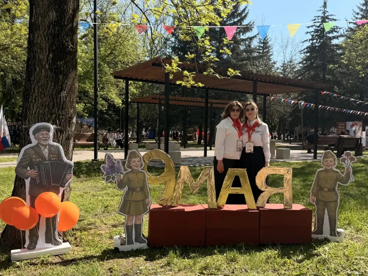 📸 В лицее №1 работала фотозона с надписью «9 мая». Дети и взрослые делали памятные снимки на фоне пр