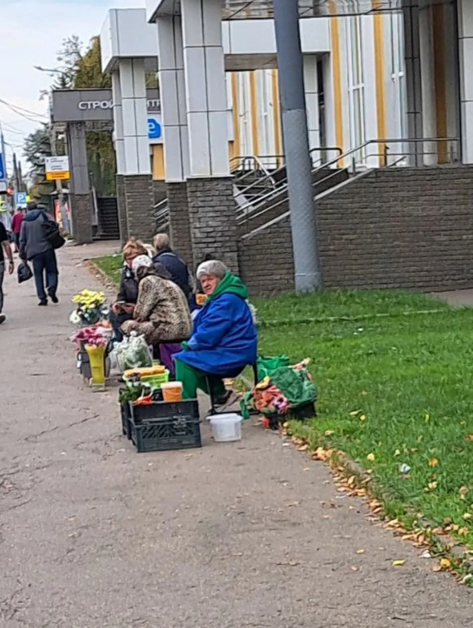 Если говорить о русском уюте, для меня это еще однозначно,  стихийные рыночки с бабушка...