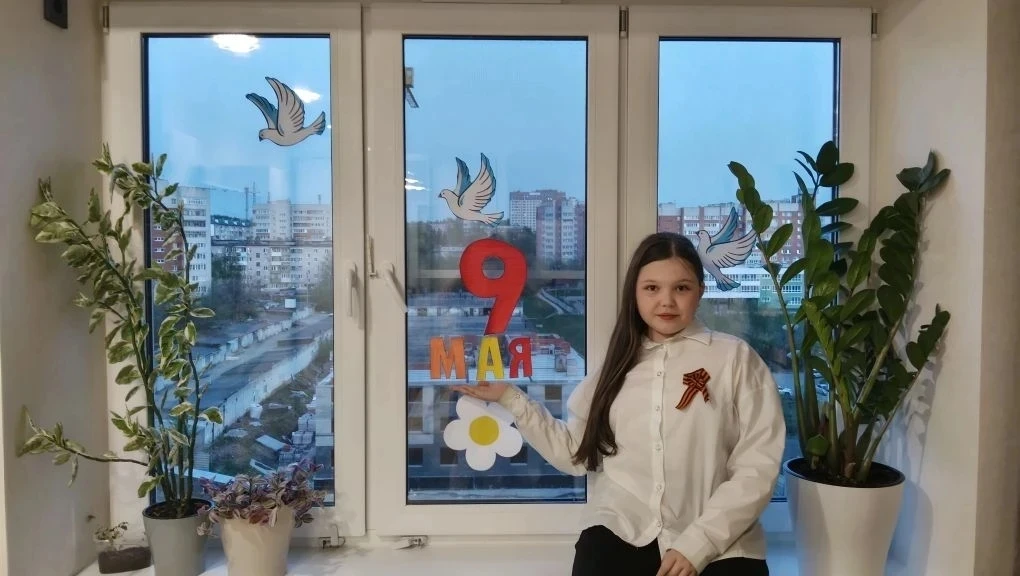 Ученики столичной школы №6 присоединились к масштабной акции «Окна Победы».  В преддверии 9 Мая ребя