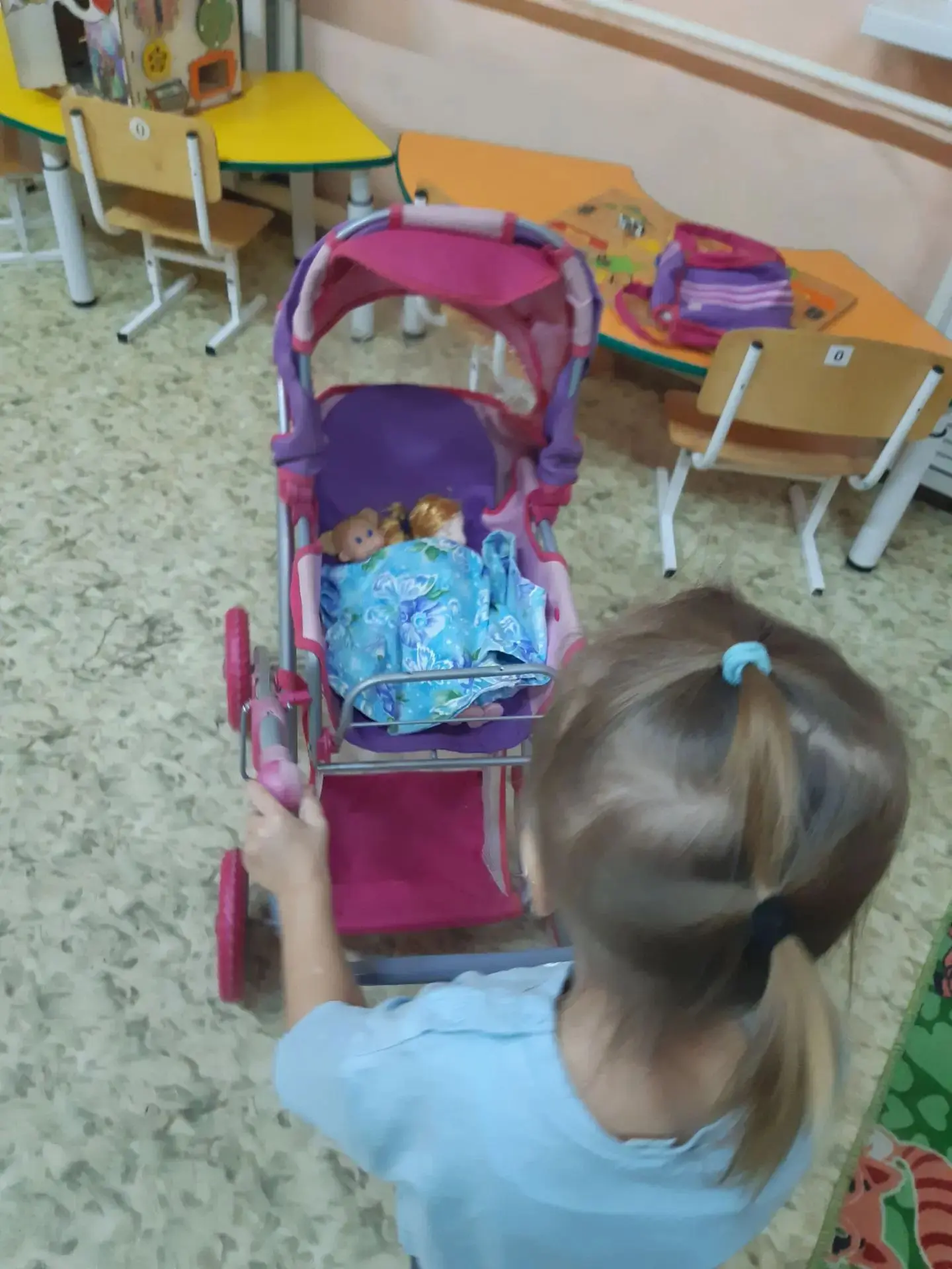 Наши «Пчелки» учатся быть взрослыми! 🐝

В младшей группе сюжетная игра только начинается. Дети подр