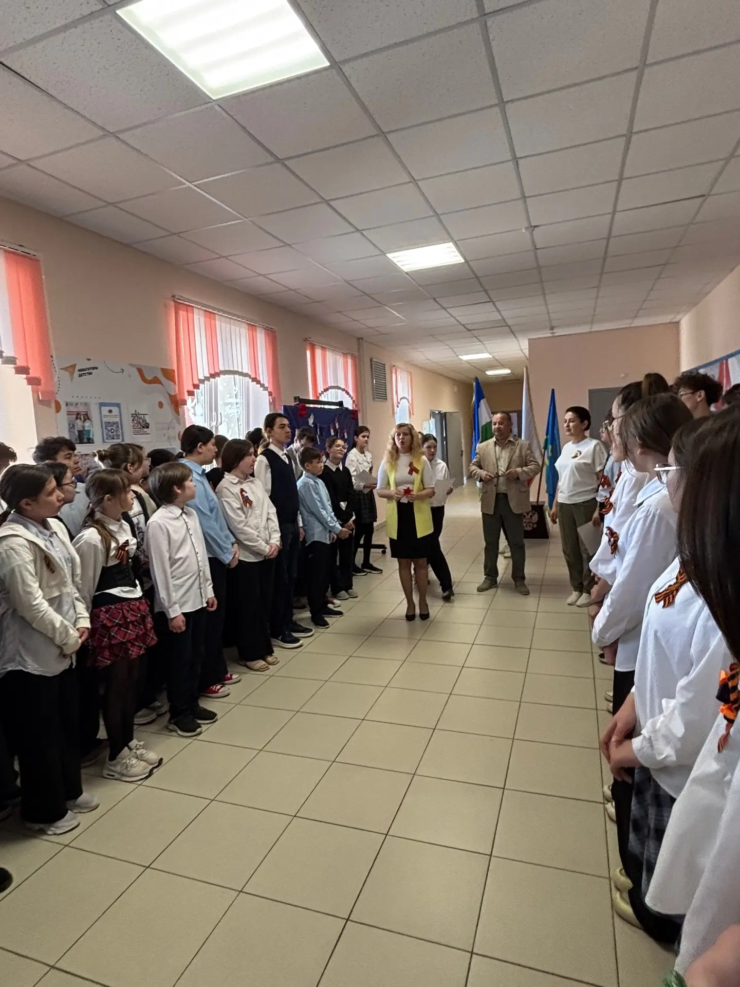 🎉 В нашей школе прошли торжественные линейки! 🌟  На линейках отметили важные достижения учащихся и в
