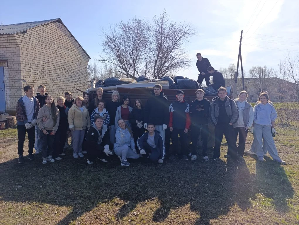 Сегодня в нашей школе прошел замечательный субботник, в котором приняли участие ученики 9-х(а,б),  7