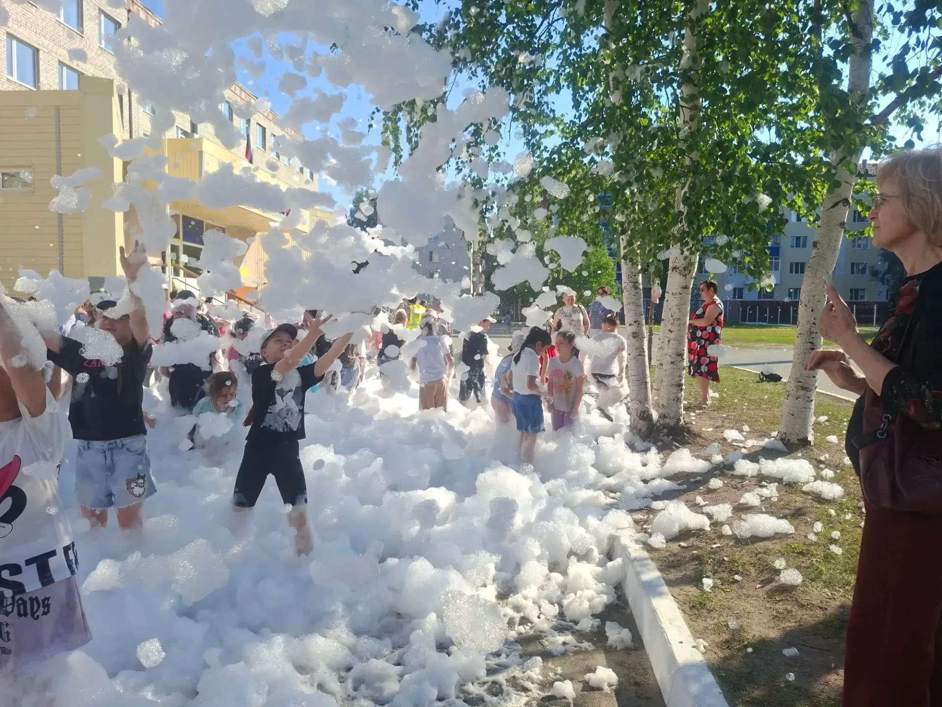 Пенная вечеринка состоялась! 🥳

На днях в нашем оздоровительном лагере прошло одно из самых зрелищн