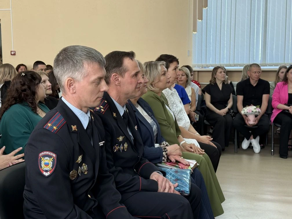 📚🔔 В краевой столице прозвенел последний звонок для кадет правоохранительного корпуса  Последний зво