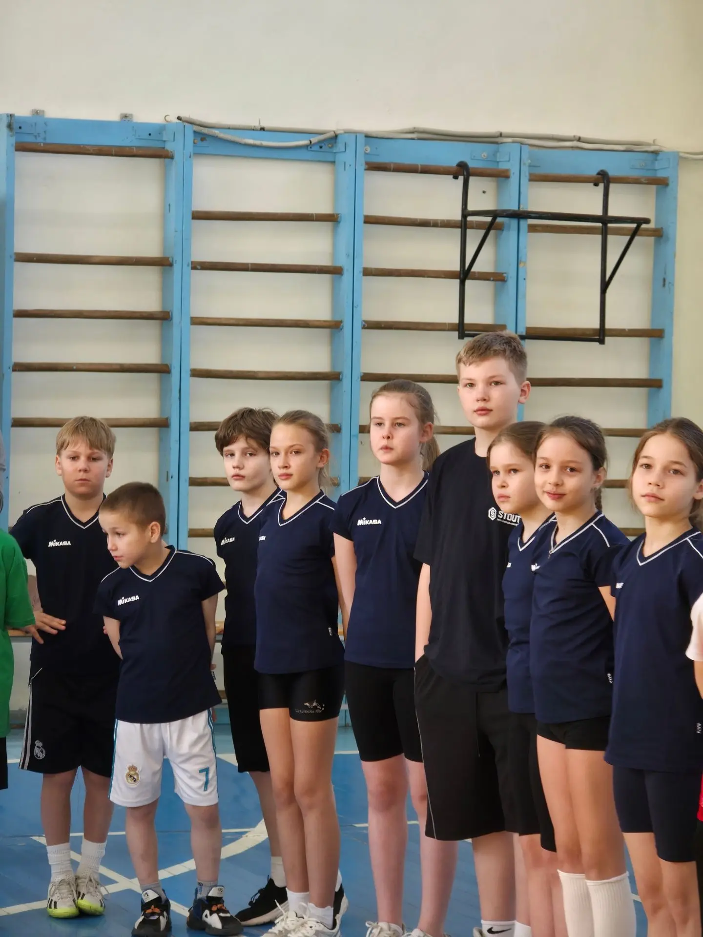🏆 Бронза у самых юных!  Сборная команда 3-х классов вернулась с городской Спартакиады по пионерболу 