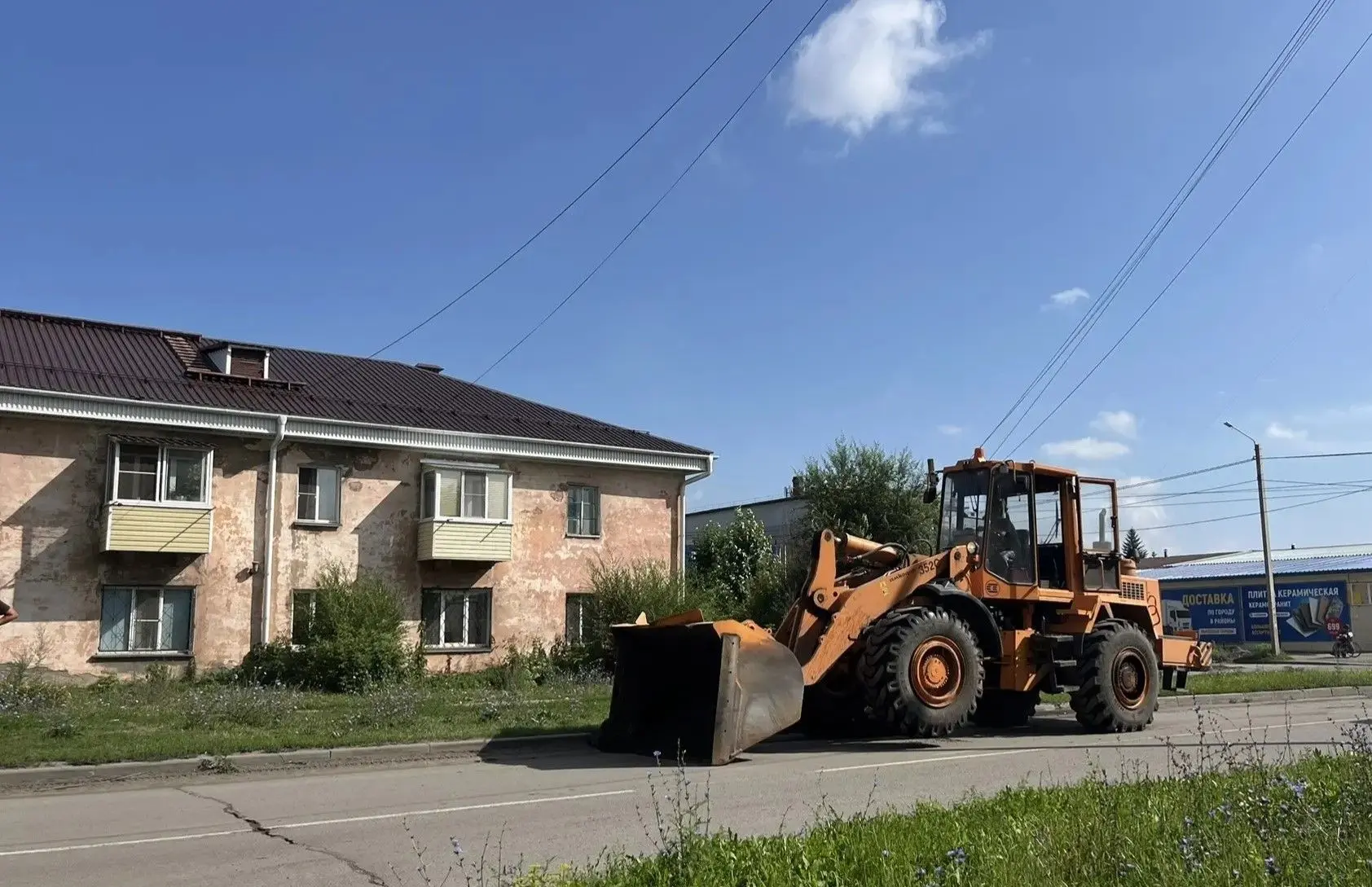 Коммунальные службы Бийска продолжают плановые работы по содержанию автомобильных дорог и общественн