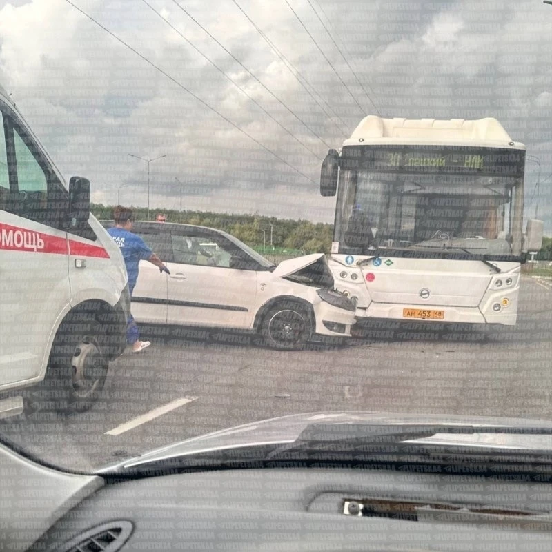 🚔 ДТП в Елецком микрорайоне: легковушка врезалась в автобус № 30, движение затруднено

В районе Еле