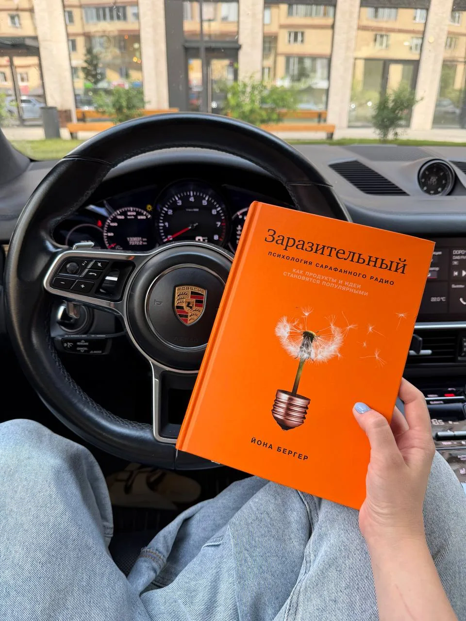 Почему один контент пересылают всем, а другой забывают через 3 секунды?