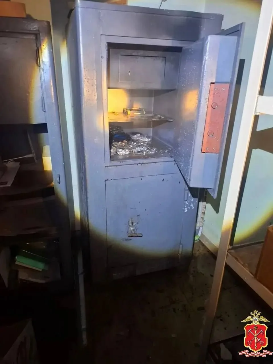 Работница почты в Кингисеппе украла 470 тысяч рублей и подожгла сейф, чтобы скрыть следы. 

Полицейс