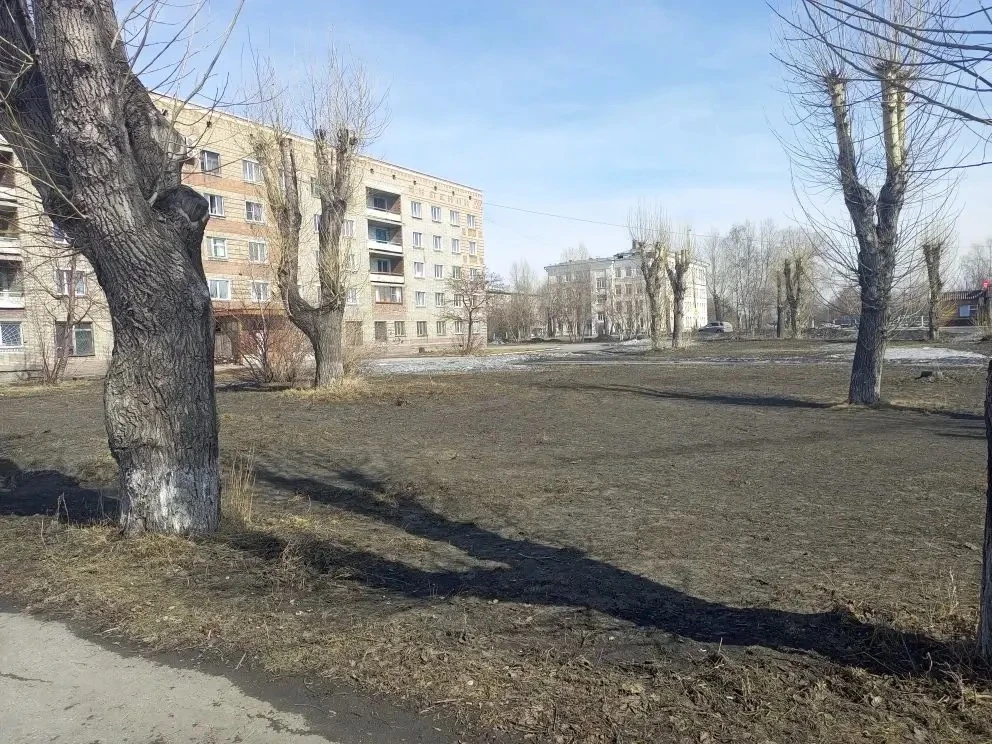 Коммунальщики "в деле".  На большой территории у дома по ул. Маяковского, 2а, где расположен "зелены