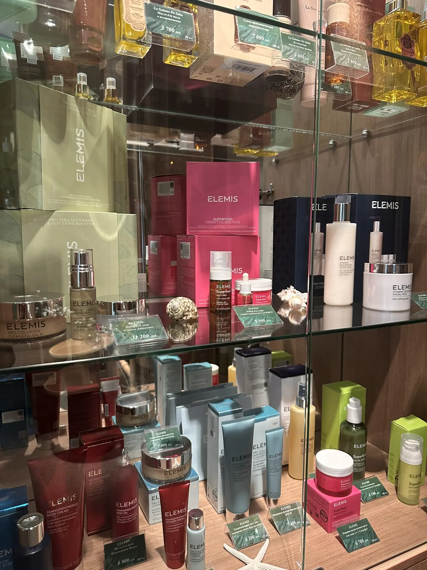 На наших полках яркое пополнение средств бренда Elemis. В том числе, наборы по стоимости, которая Ва