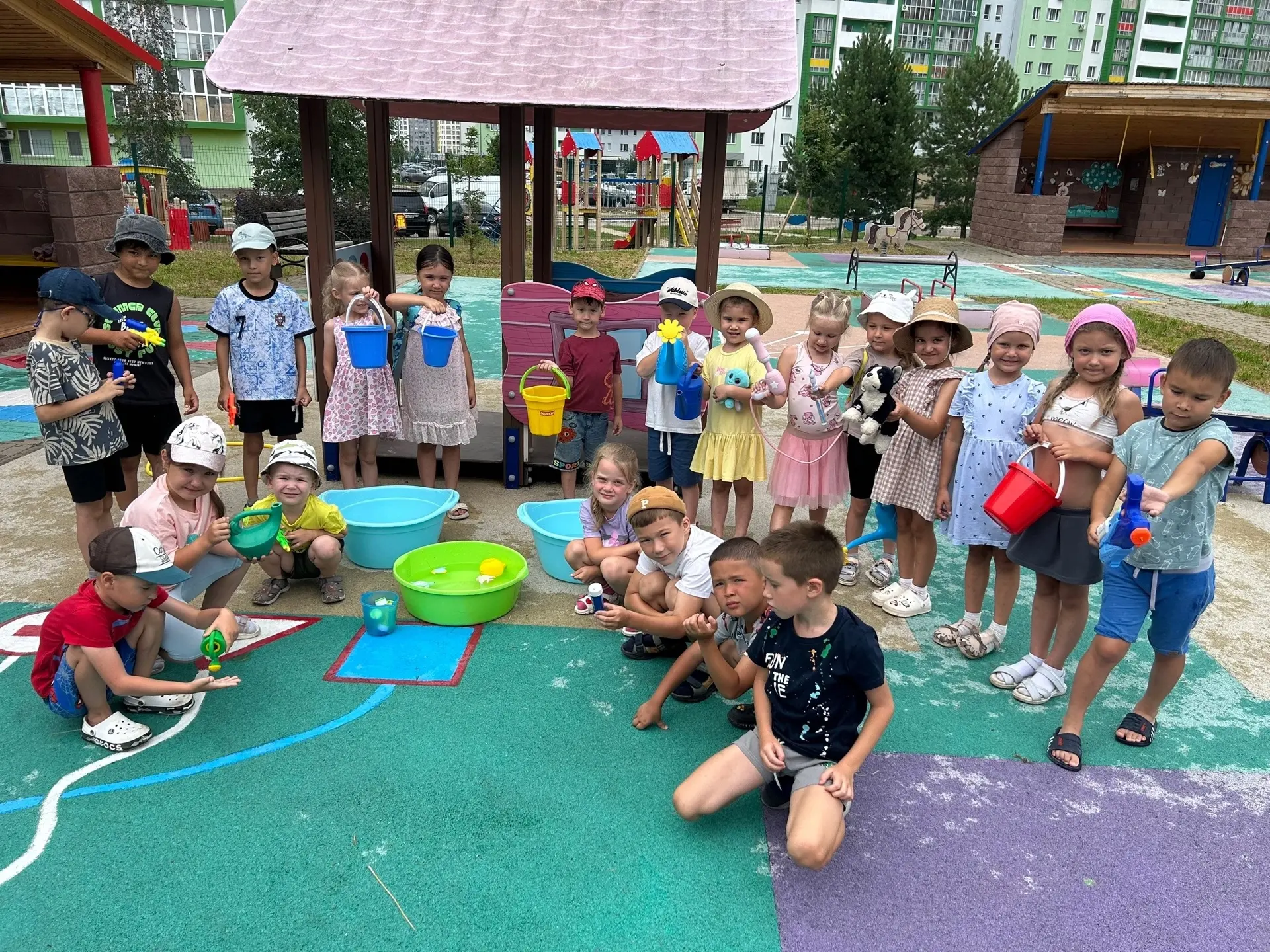 ☀️ Летние игры с водой — море радости! 💦

Дети ловили брызги, переливали воду — и были невероятно с