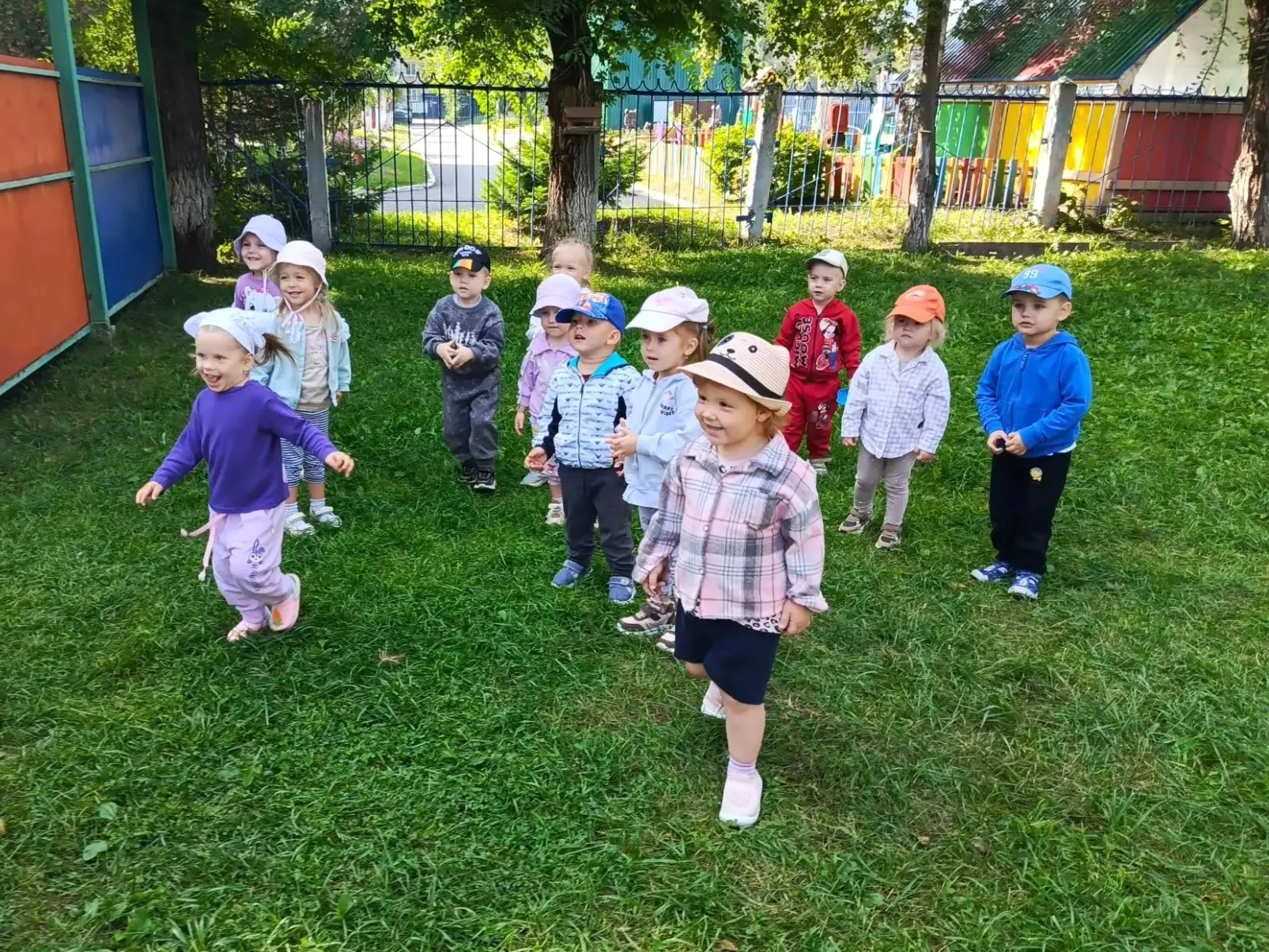 🦔 Наши малыши на прогулке занимались очень полезным делом: помогли ёжику собрать грибо...