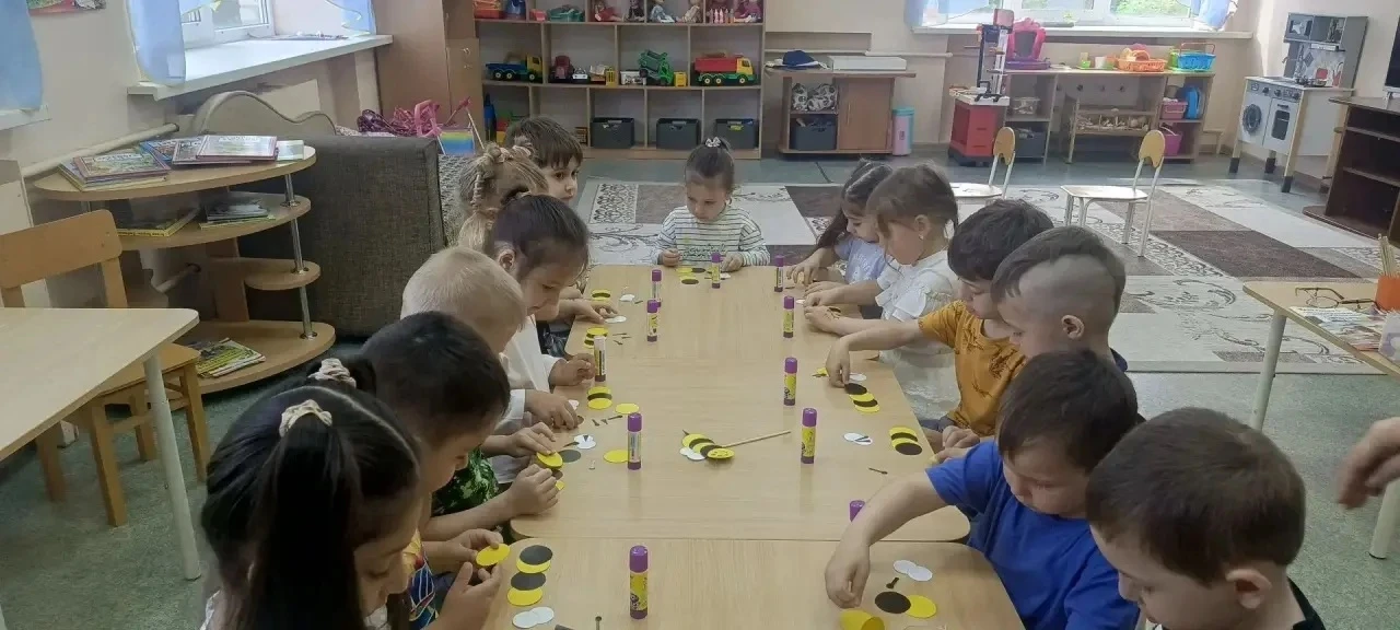 Летит – гудит.