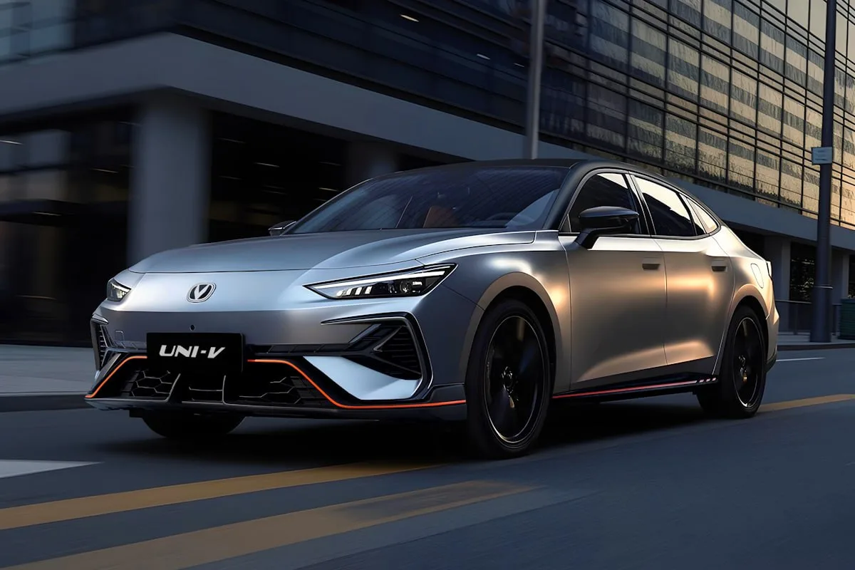 Changan официально анонсировал обновлённый Uni-V для России.